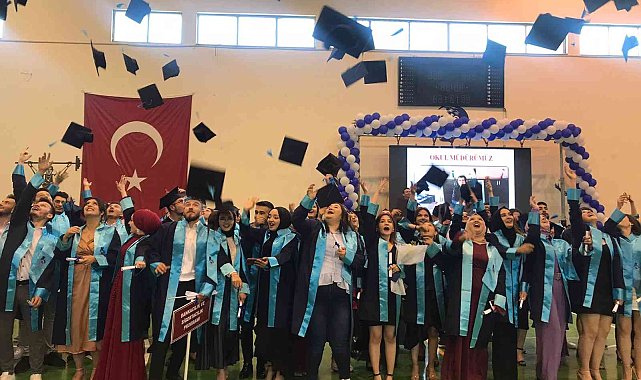 Bolvadin'de üniversite öğrencilerinin mezuniyet heyecanı