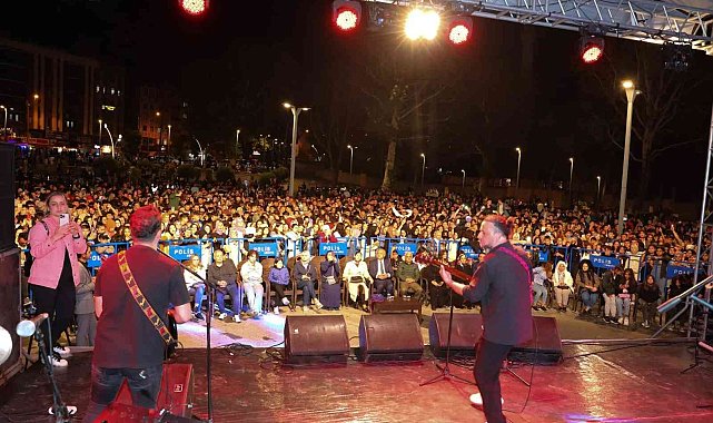 Bora Duran Suluova&#039;da gençleri coşturdu