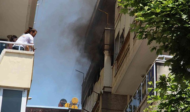 Bunalıma giren yaşlı adam evini yakıp, balkondan atladı