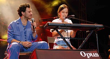 Buray ve Ameliya'dan duygulandıran düet