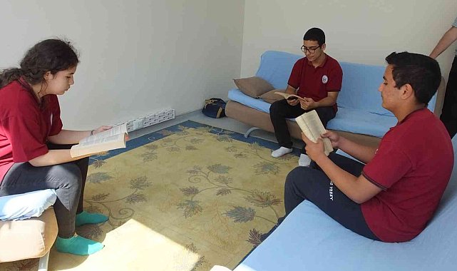 Burhaniye İHL'de öğrenciler okula yüzlerce kitap kazandırdılar