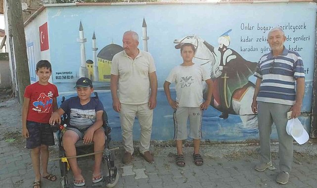 Burhaniye&#039; de evin duvarındaki anlamlı resim ve yazı ilgi odağı oldu