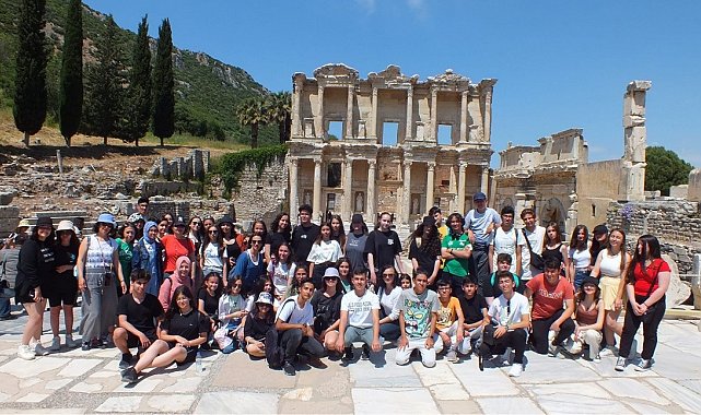 Burhaniye'de liseli gençler İzmir gezisine katıldı