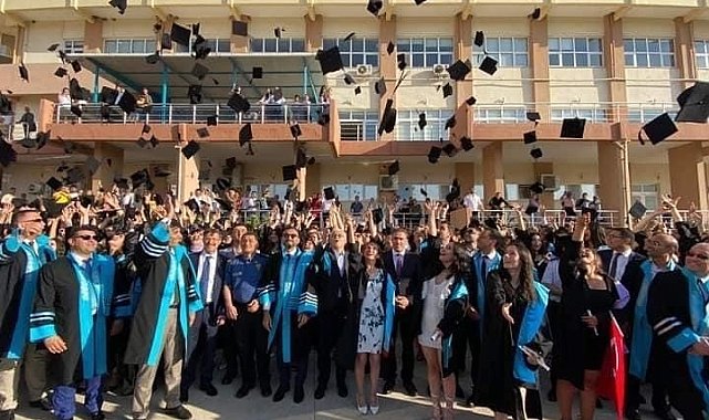 Burhaniye'de üniversiteli gençlerin mezuniyet coşkusu