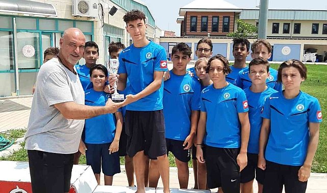 Bursa Büyükşehir Belediyespor U15 Sutopu Takımı ligi üçüncü bitirdi