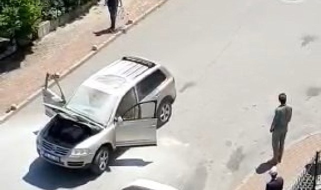 Bursa&#039;da bir otomobil seyir halindeyken alev topuna döndü