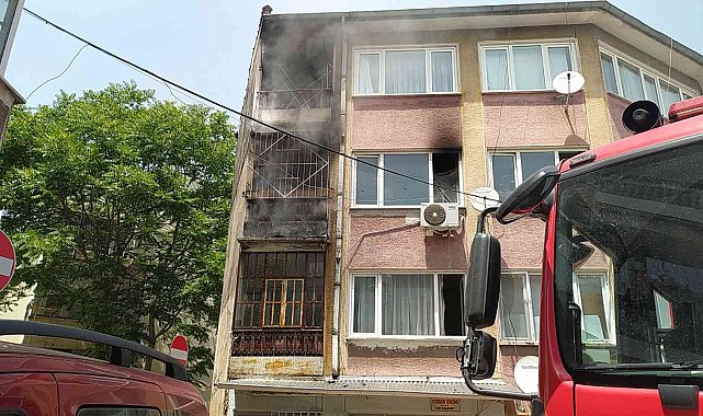 Bursa'da korkutan yangında mahsur kalanları kapıyı kırarak kurtardılar