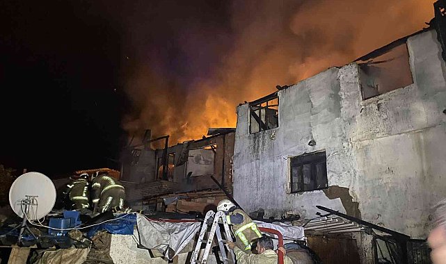 Bursa'da tekstil atölyesinde yangın çıktı: 2 ev kül oldu