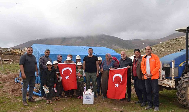 Büyükşehir Belediyesinden Yörüklere, hijyen kolisi, oyuncak ve şeker