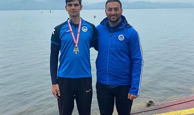 Büyükşehir kürek sporcuları derece ile döndü