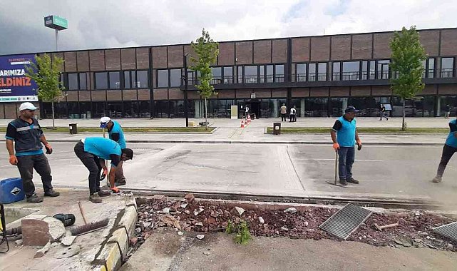 Büyükşehir yol bakım timi görev başında