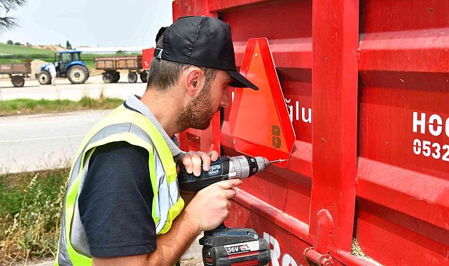 Büyükşehir'den traktörü olan çiftçilere reflektör desteği