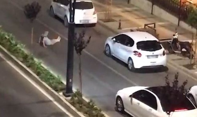 Cadde ortasına yatarak araçların geçişine izin vermeyen alkollü şahsın rahat tavırları pes dedirtti