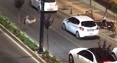 Cadde ortasına yatarak araçların geçişine izin vermeyen alkollü şahsın rahat tavırları pes dedirtti