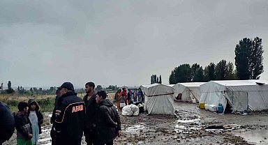 Çadır alanını sel bastı, 30 kişi canını zor kurtardı