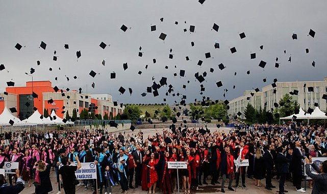 ÇAKÜ&#039;de mezuniyet coşkusu sürüyor