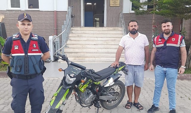 Çalınan motosiklet jandarma tarafından bulunup sahibine teslim edildi