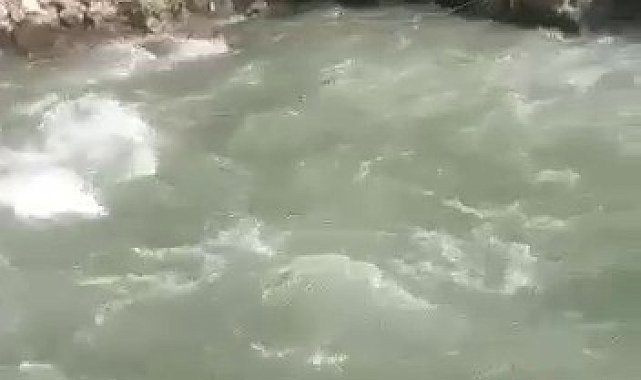 Çayda akıntıya kapılan sağlık çalışanını arama çalışmaları sürüyor