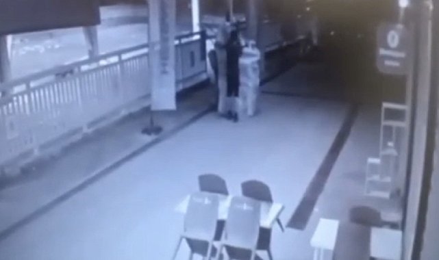 Çekçekli hırsız yoldaki mazgalları çaldı