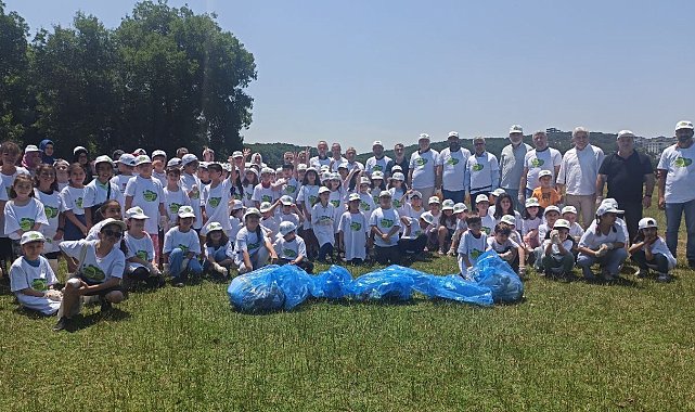 Çekmeköy&#039;de minik öğrenciler ormanlık alanda atık topladı