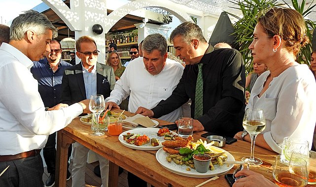 Çeşmeli turizmciler yaza merhaba kokteylinde buluştu