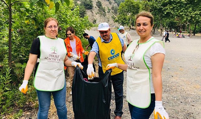 Çevre gönüllüleri mesire alanında çöp topladı