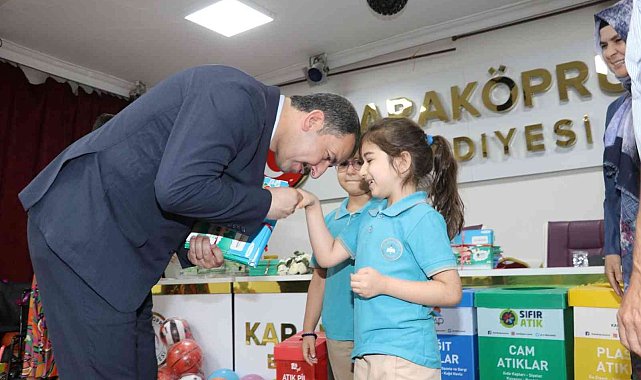 Çevreye duyarlı miniklerin ellerini öptü