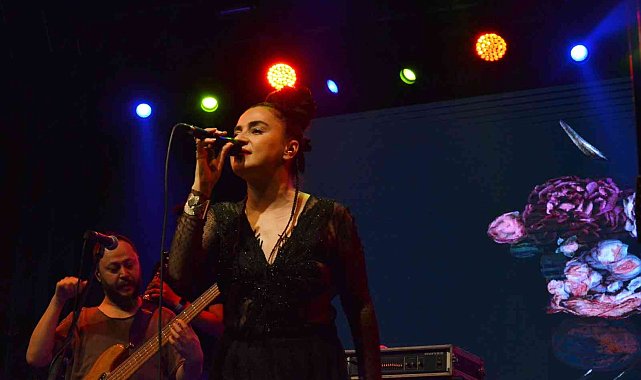 Ceylan Ertem, Tarsus'ta sevenlerini coşturdu