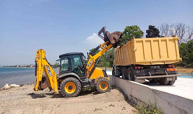 Çiftlikköy sahili temizleniyor