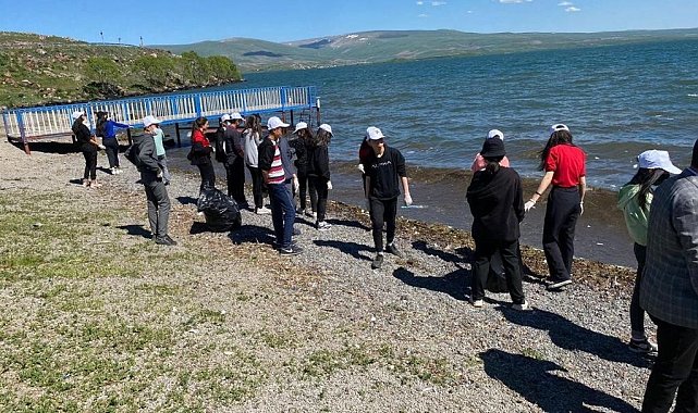 Çıldır Gölü'nde kıyı temizliği yapıldı