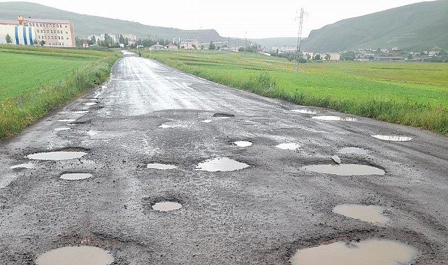 Çıldır&#039;da yollar köstebek yuvasına döndü