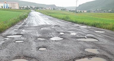 Çıldır'da yollar köstebek yuvasına döndü