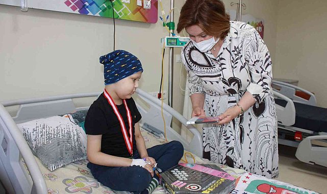 Çocuk hastanesinde tedavi gören öğrencilere karne hediyesi