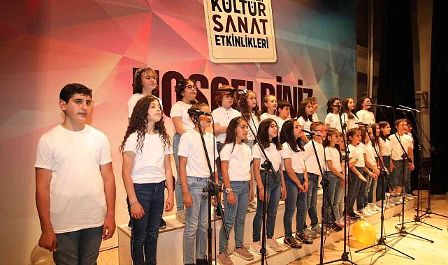 Çocuk korosu şarkılarıyla beğeni topladı