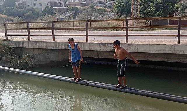 Çocuklar Adana sıcağında tehlikeye aldırış etmeyen kanallarda serinliyor