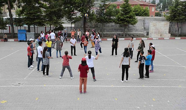 Çocuklar için el ele verdiler