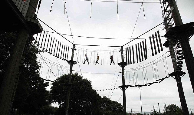 Çocuklar, macera parkta becerilerini keşfediyor