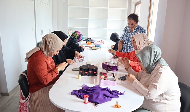 Çocuklar oyunda anneler kursta