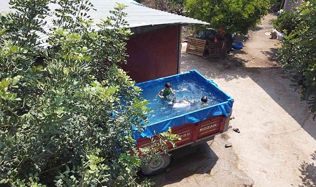 Çocuklar römork havuzda serinliyor