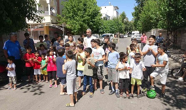 Çocuklar yolu kapatarak yöneticilerinden semt sahası istedi