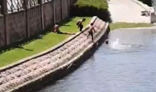 Çocukların su kanalında tehlikeli oyunu