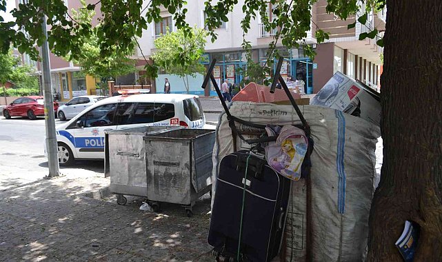 Çöpteki geri dönüşüm atıklarını paylaşamadığı çekçekçi arkadaşını sopayla dövdü