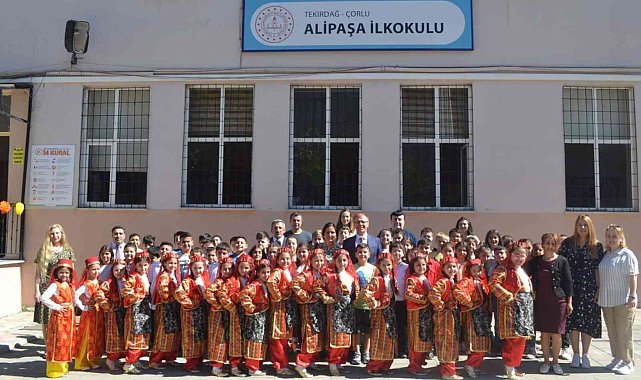 Çorlu'da karne dağıtım töreni