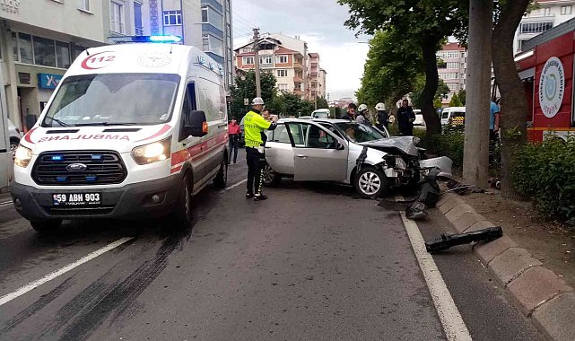 Çorlu'da otomobil beton direğe çarptı: 1 ölü