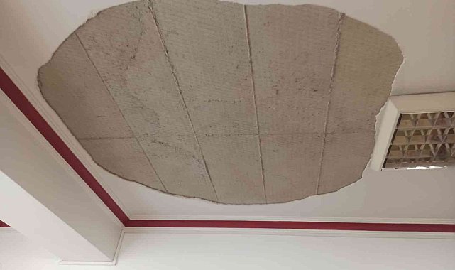 Cuma namazı sırasında tavandan sıvalar cemaatin üzerine düştü: 1 yaralı