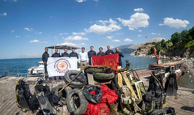 Dalgıçlar çevre gününde Van Gölü'nde dip temizliği yaptı