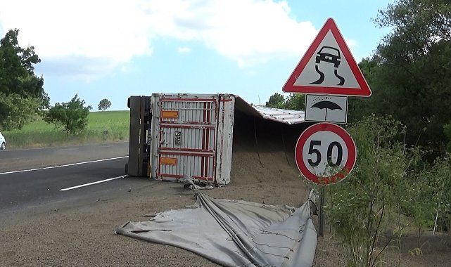 Damperi açılan tır devrildi