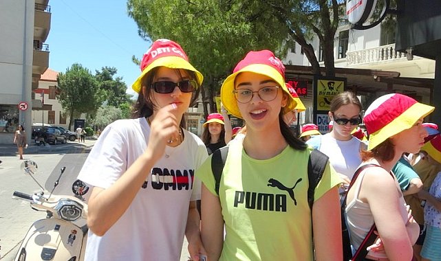 Dans için gelen öğrenciler, tarihi arastayı gezdiler