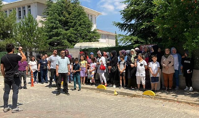 Dansöz olayı sonrası açığa alınan müdüre velilerden destek