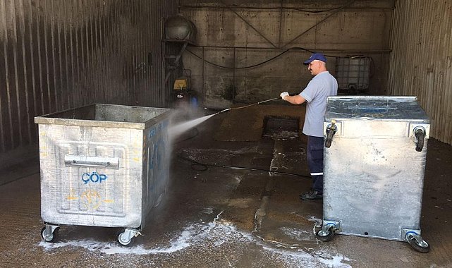 Darıca'da çöp konteynerleri yıkanıyor